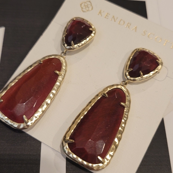 KENDRA SCOTT BORDEAUX TIGERS EYE EARRINGS GOLD - Picture 2 of 6